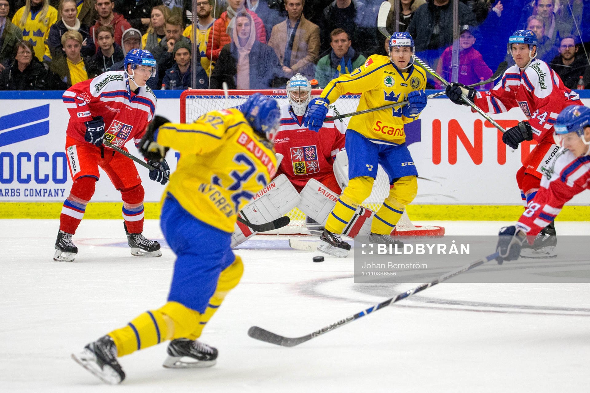 Sveriges Magnus Nygren skjuter mot Tjeckiens målvakt Pavel