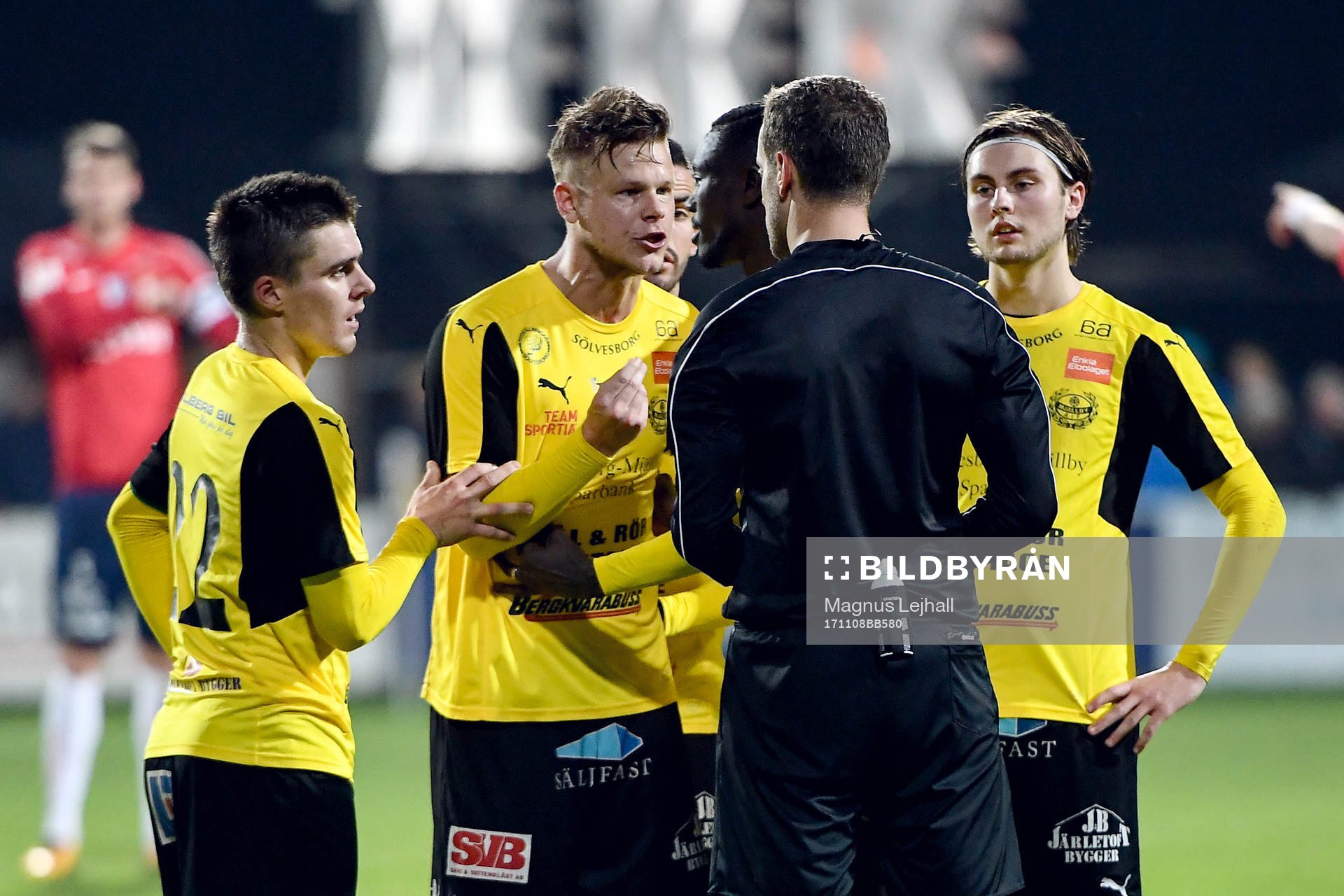 Mjällbys David Löfqvist blir utvisad av domare Victor Wolf