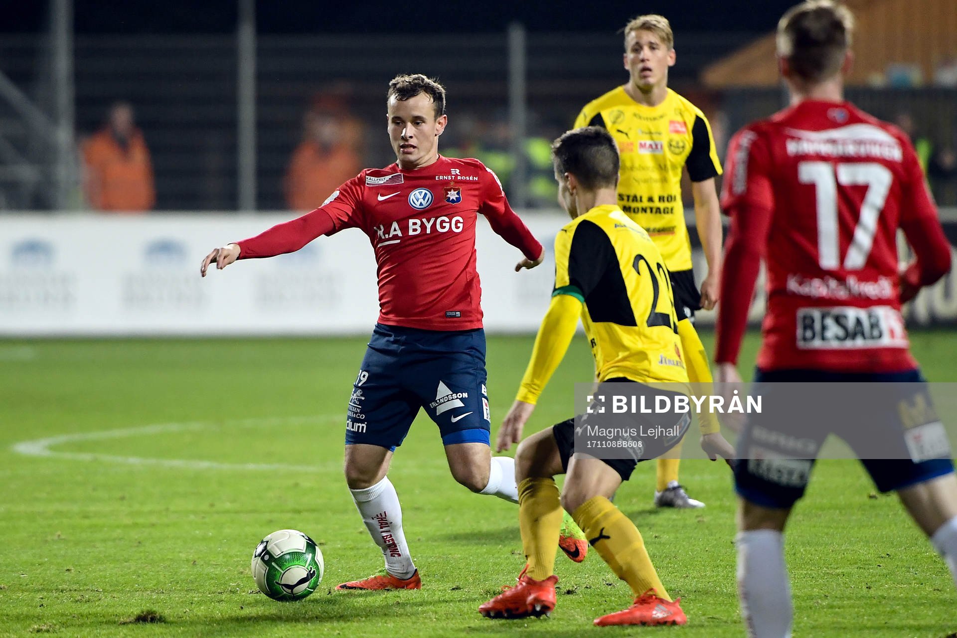 Örgrytes Rasmus Andernil Bozic och Mjällbys Jesper Gustavsson under fotbollsmatchen i kvalet till Superettan mellan Mjällby och Örgryte den 8 november 2017 i Mjällby.