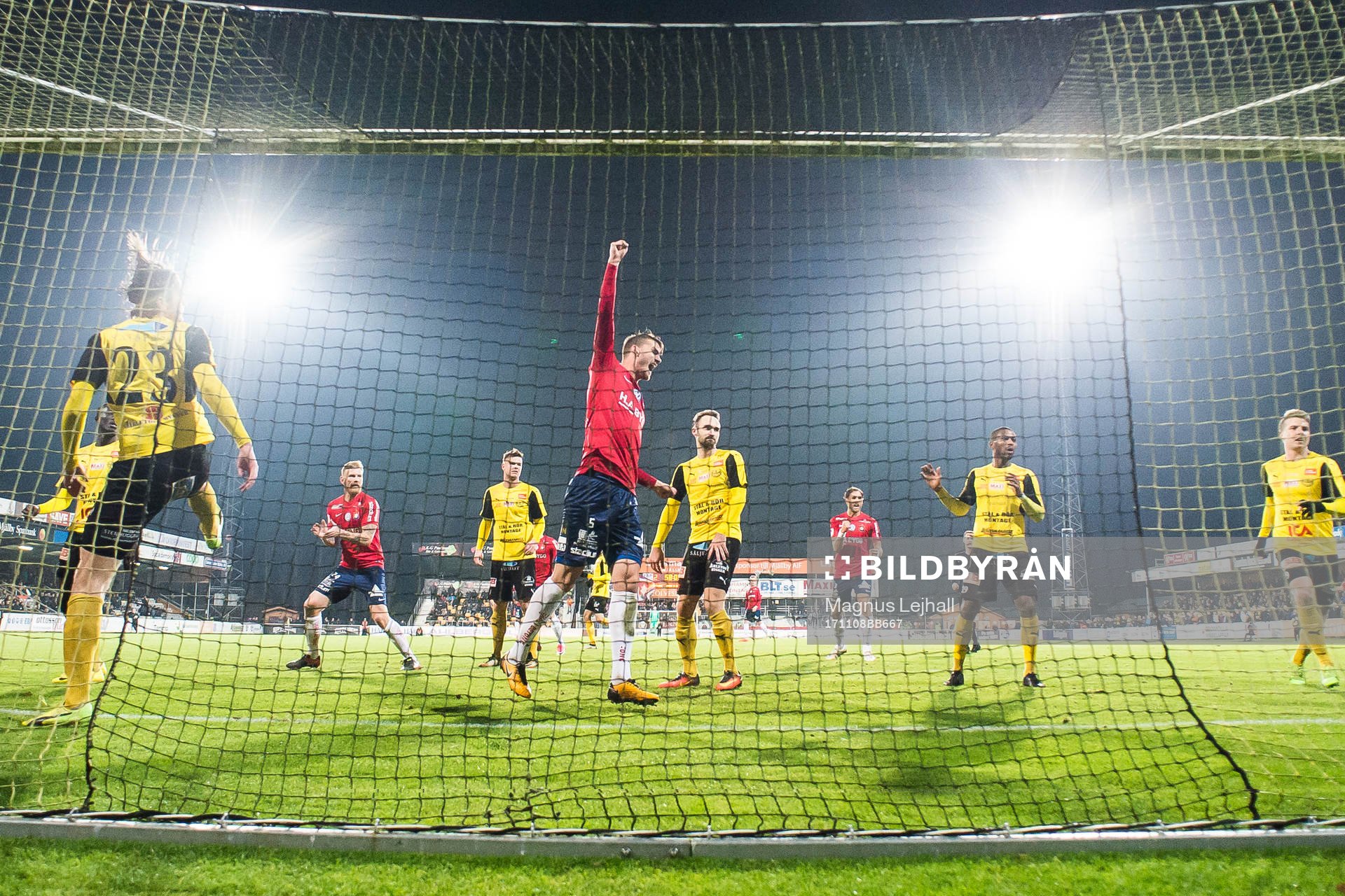 Örgrytes Johan Hammar jublar efter att William Atashkadeh gjort 2-1 under fotbollsmatchen i kvalet till Superettan mellan Mjällby och Örgryte den 8 november 2017 i Mjällby.