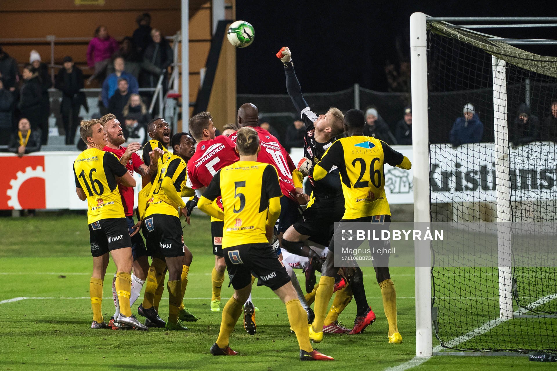 oroligt framför Mjällbys målvakt Jesper Johansson
