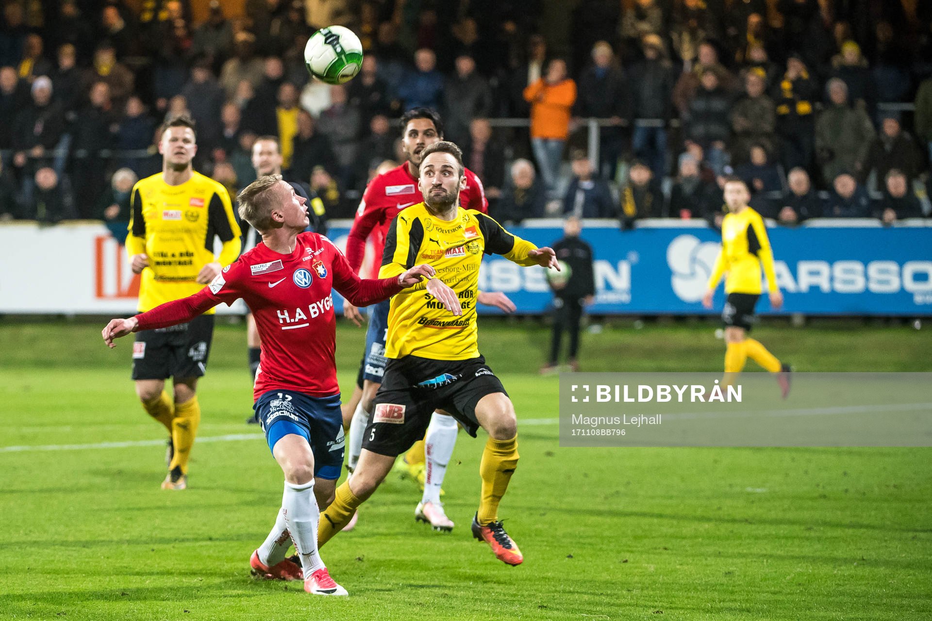 Örgrytes Emil Skogh och Mjällbys Oskar Sverrisson i