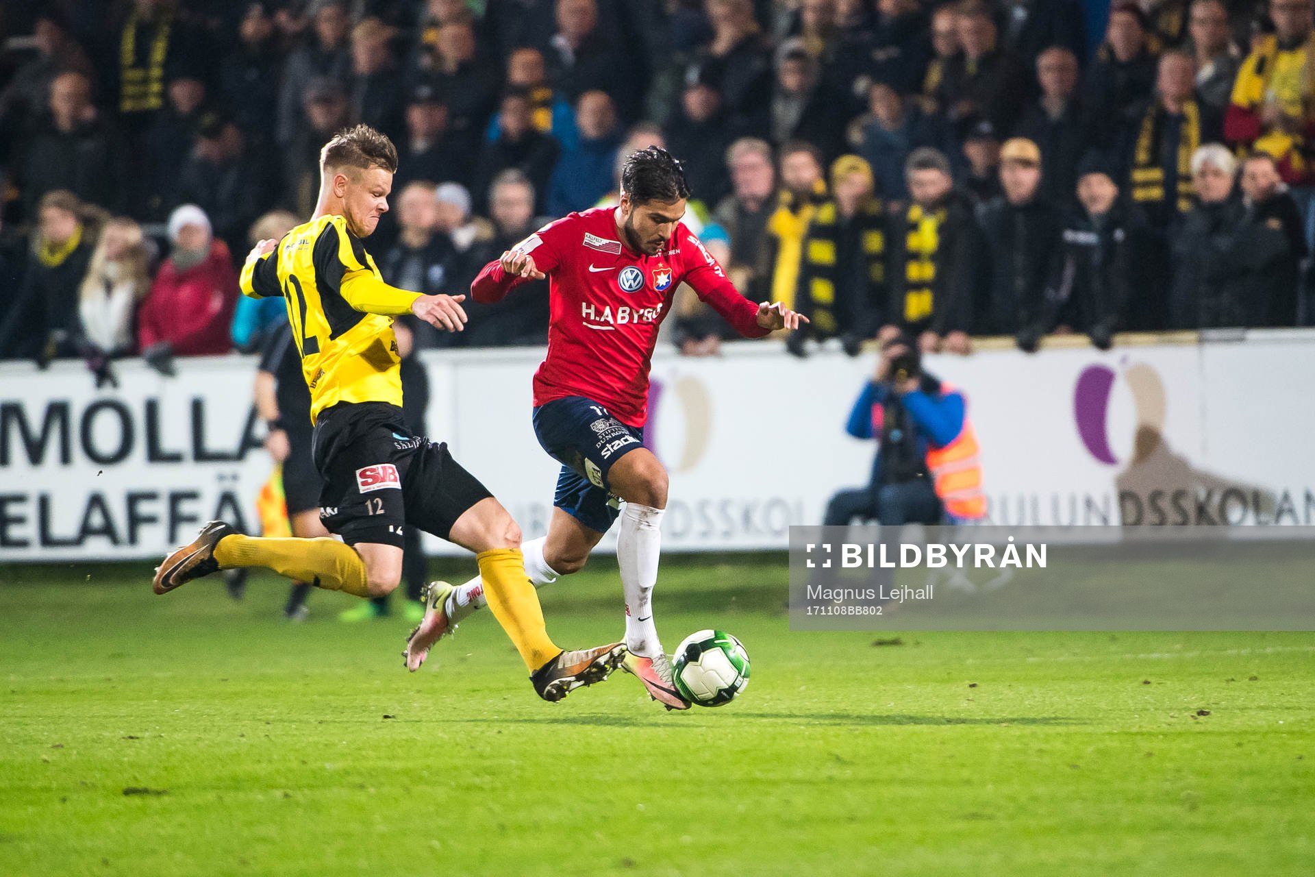 Mjällbys David Löfqvist  och Örgrytes William Atashkadeh