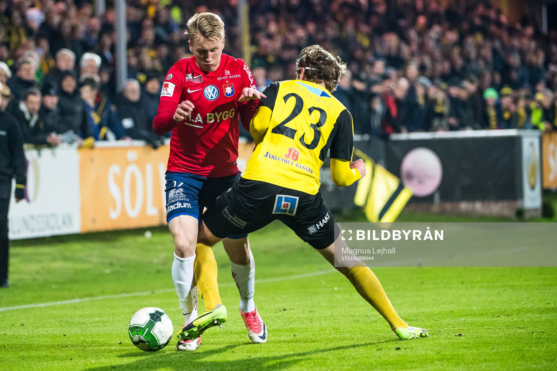 Örgrytes Emil Skogh och Mjällbys Axel Noren under fotbollsmatchen i kvalet till Superettan mellan Mjällby och Örgryte den 8 november 2017 i Mjällby.