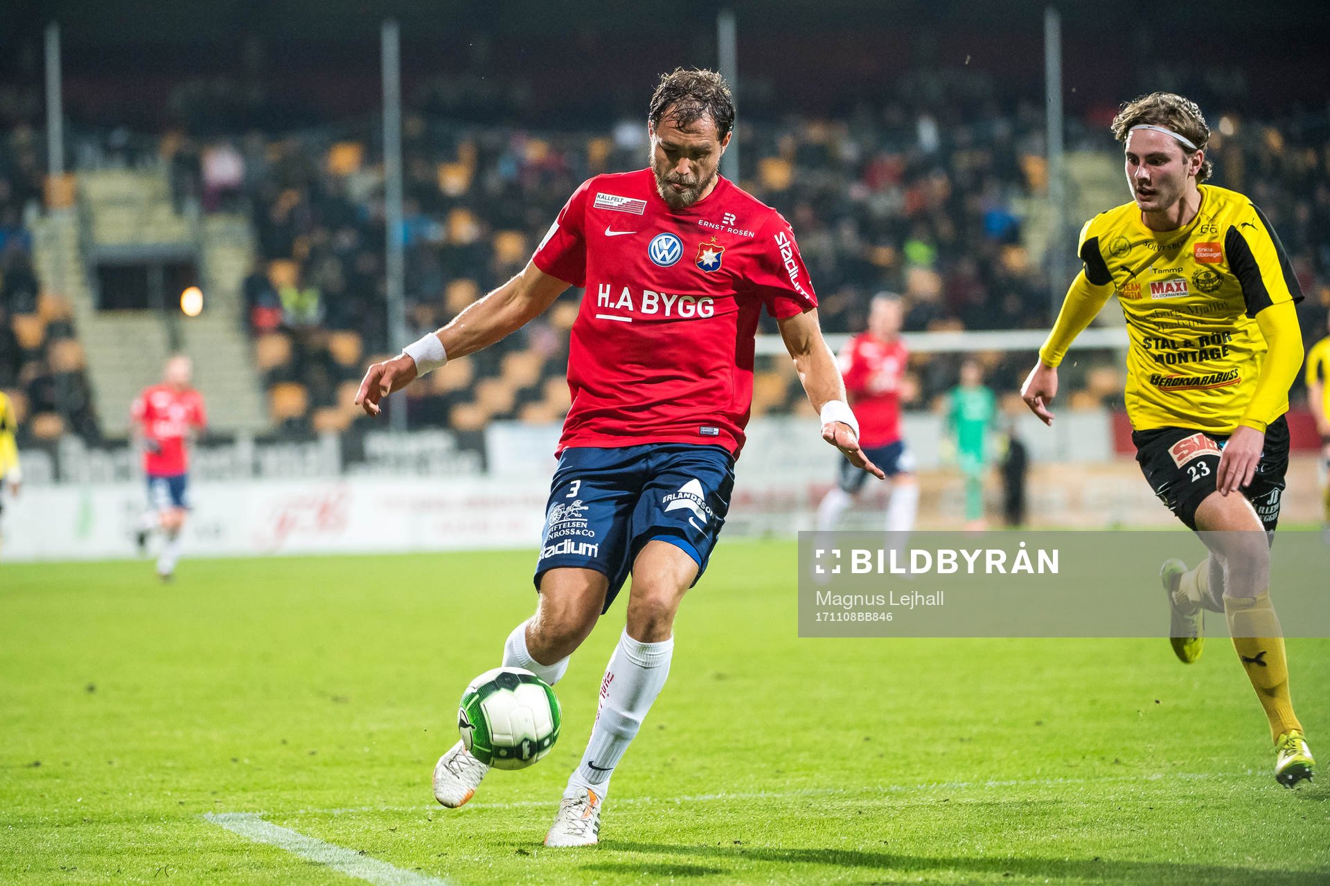 Örgrytes Johan Elmander  och Mjällbys Axel Noren