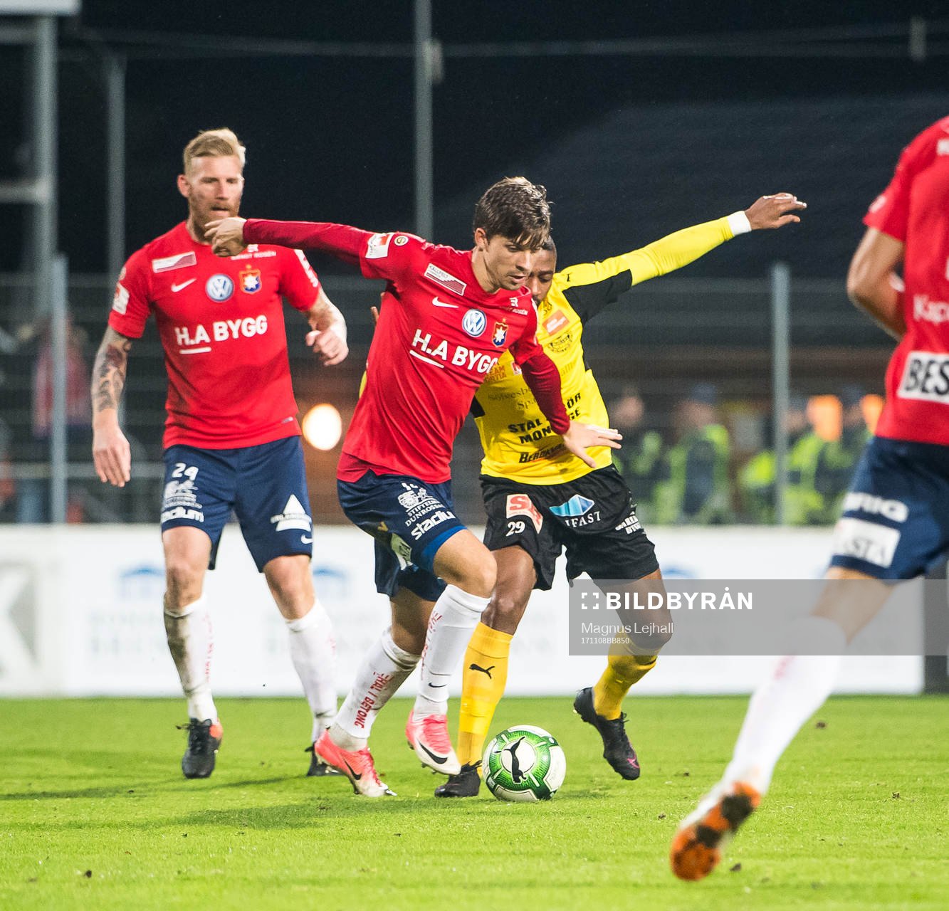 Örgrytes Daniel Paulson  och Mjällbys Izuchukwu Emeh