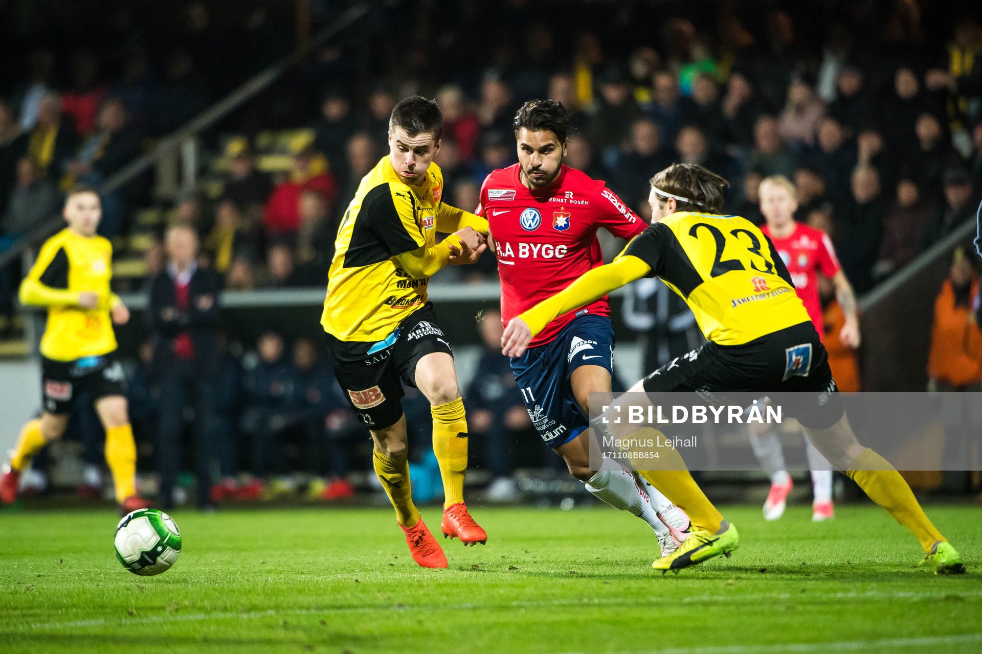 Örgrytes William Atashkadeh och Mjällbys Jesper Gustavsson, Axel Noren under fotbollsmatchen i kvalet till Superettan mellan Mjällby och Örgryte den 8 november 2017 i Mjällby.
