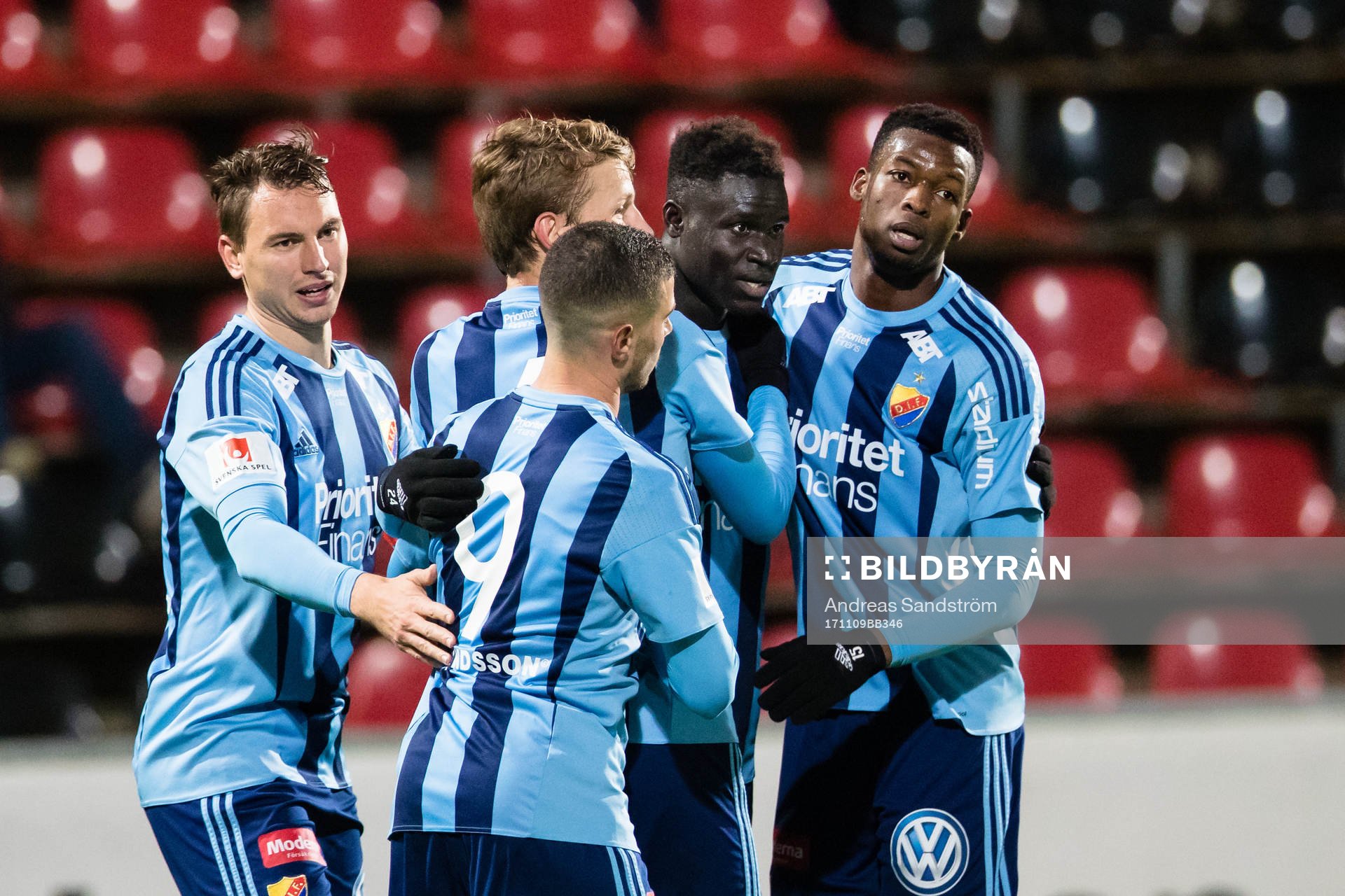 a höger) gör 1-0 och gratuleras av lagkamrater