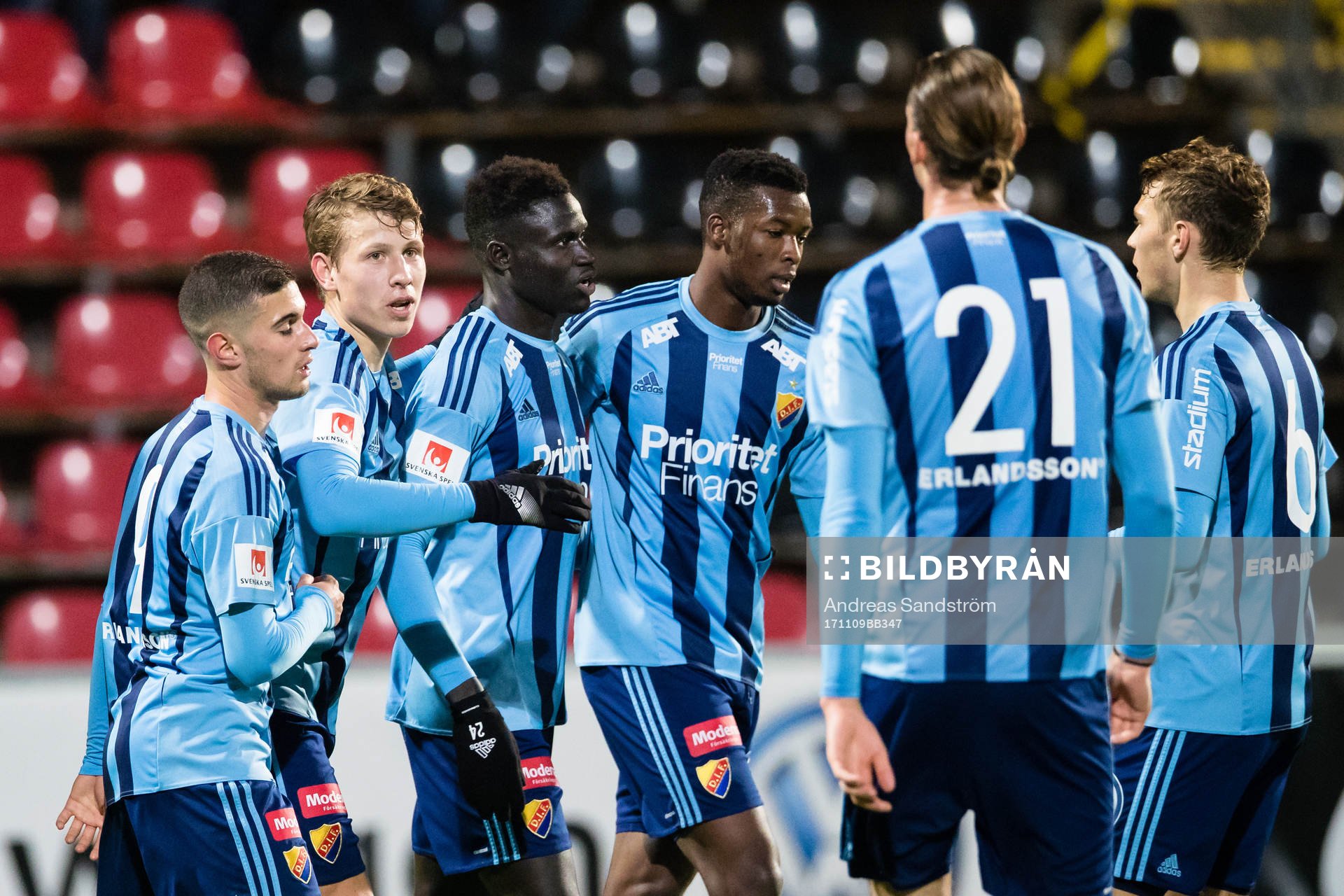 a vänster) gör 1-0 och gratuleras av lagkamrater