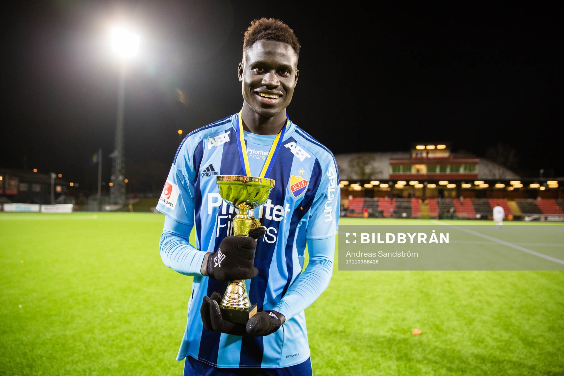 Djurgårdens målgörare Aliou Badji med pokalen