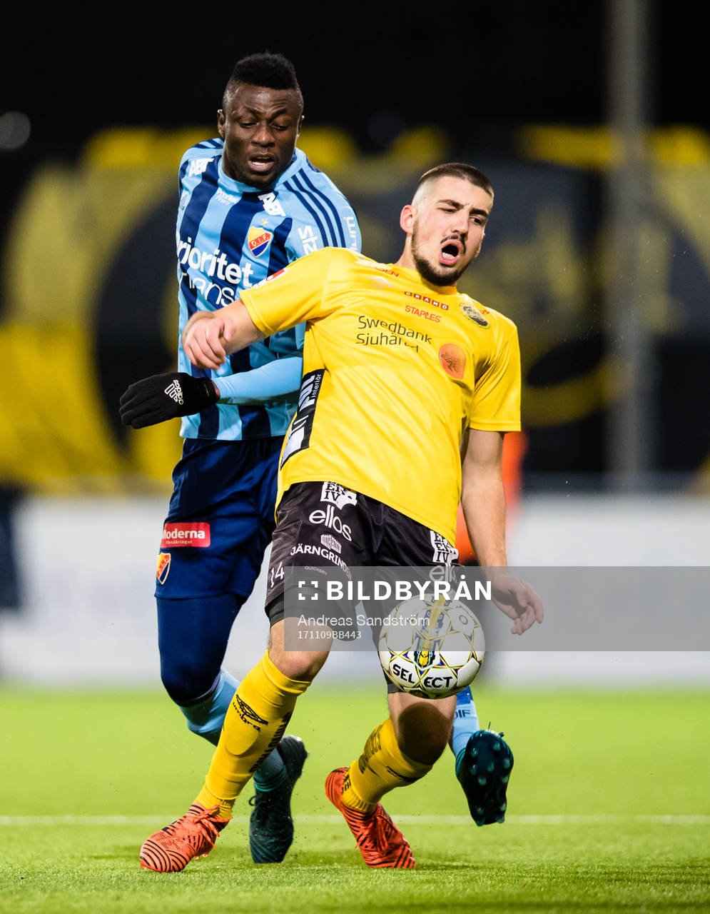 Djurgårdens Haruna Garba i kamp om bollen med Elfsborgs
