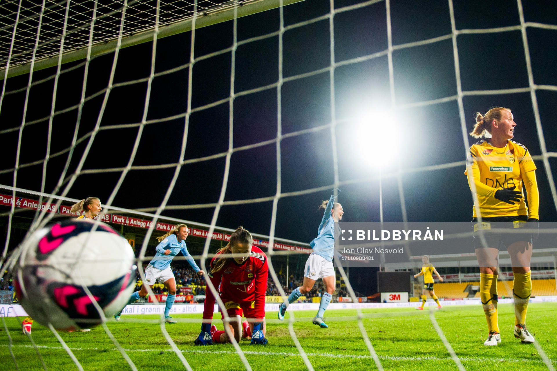 Goalkeeper Cecilie Fiskerstrand and Anna Åsa Olivia
