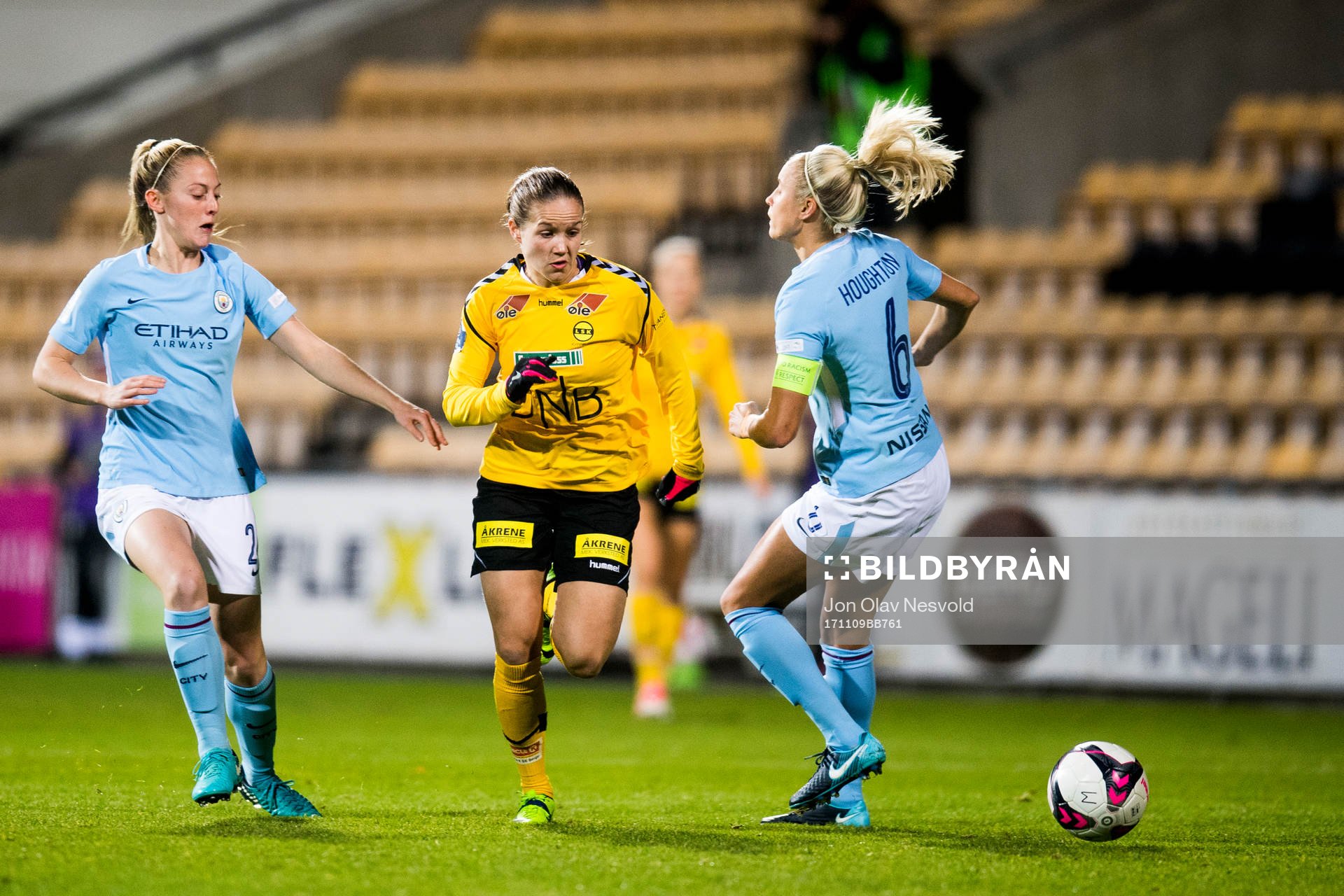 Keira Walsh of Manchester City, Guro Reiten of LSK Kvinner and Steph Houghton of Manchester City during the UEFA Women's Champions League match between LSK Kvinner and Manchester City on November 9, 2017 in Lillestrøm.
