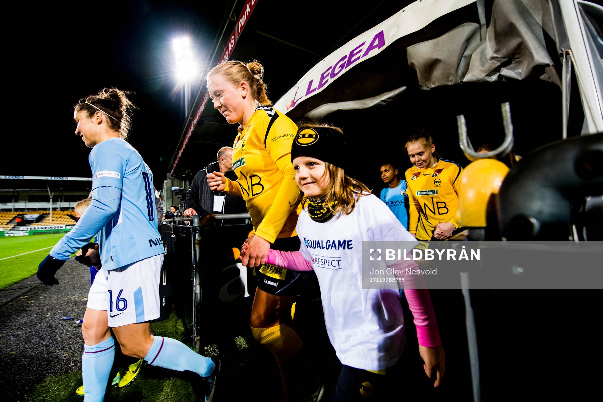 Anna Åsa Olivia Westerlund of LSK Kvinner enters the pitch
