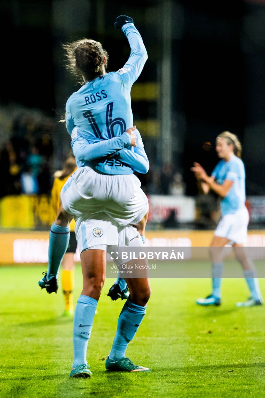Claire Emslie of Manchester City and Jane Ross of