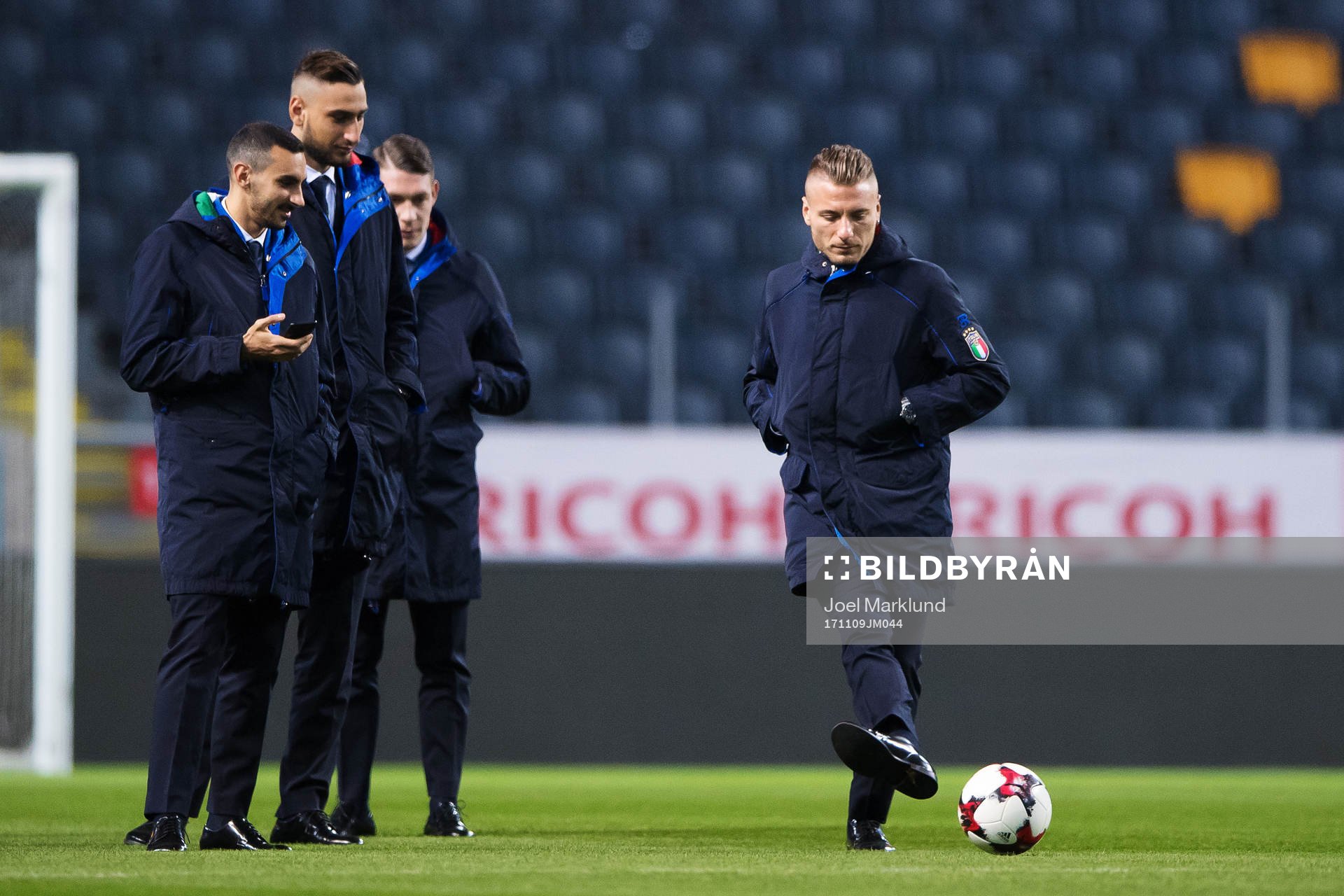 Ciro Immobile sparkar en boll