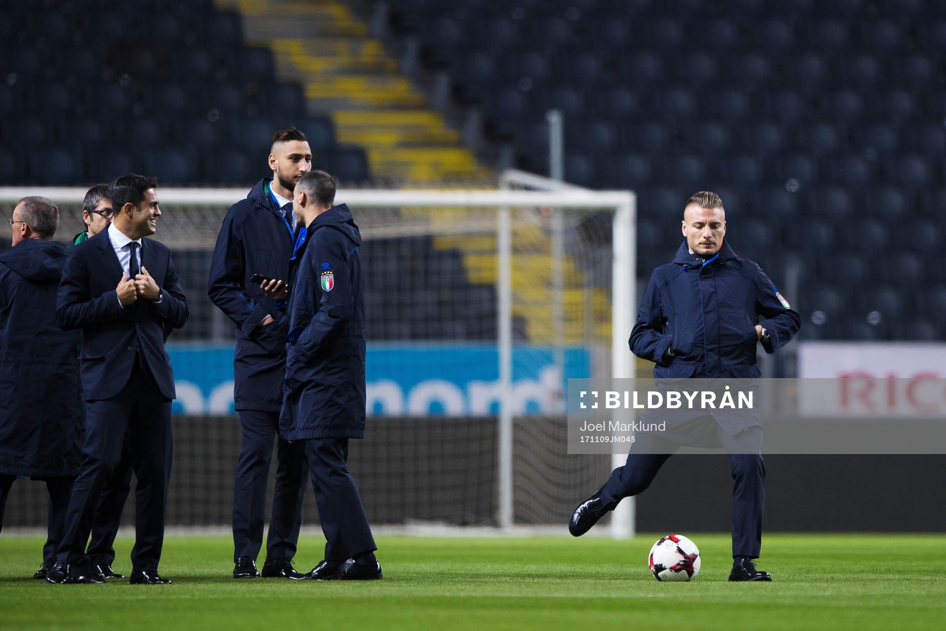 Ciro Immobile sparkar en boll