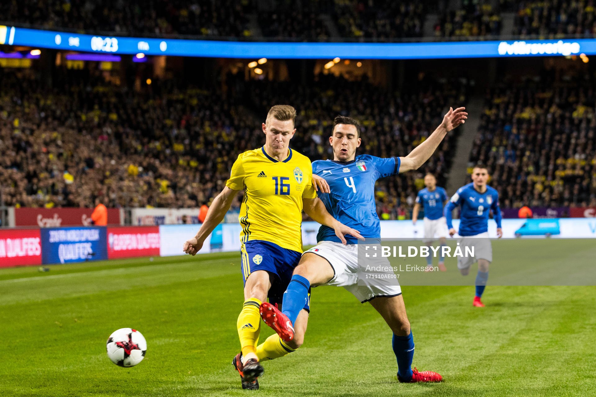 Sveriges Emil Krafth och Italiens Matteo Darmian
