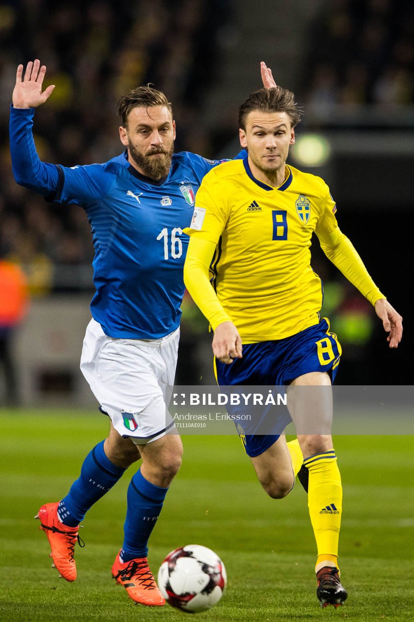 Sveriges Albin Ekdal tar sig förbi Italiens Daniele De