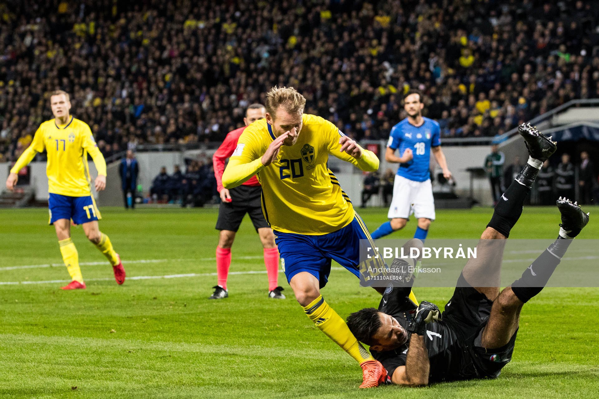 Sveriges Ola Toivonen krockar med Italiens målvakt