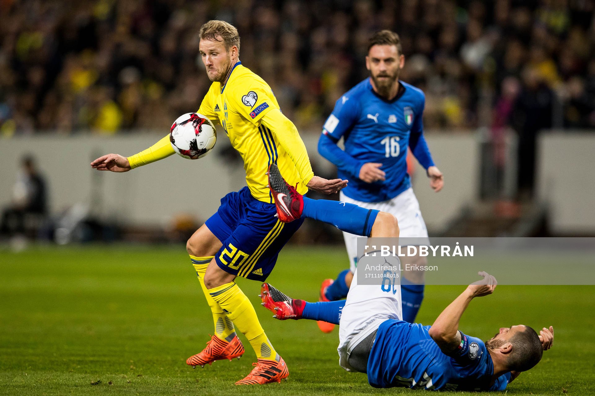 Sveriges Ola Toivonen mot Italiens Leonardo Bonucci