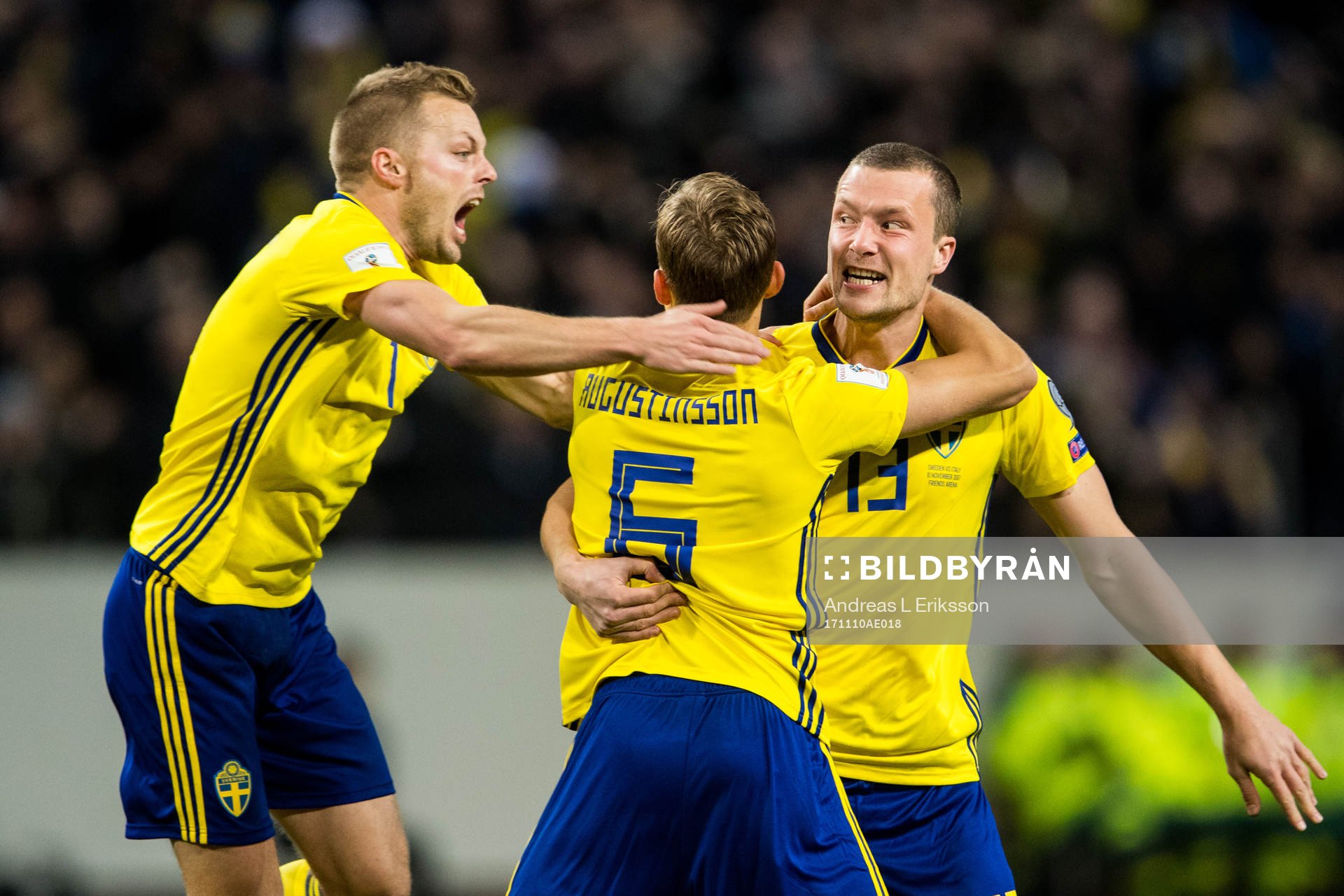 Sveriges Sebastian Larsson och Ludwig Augustinsson jublar