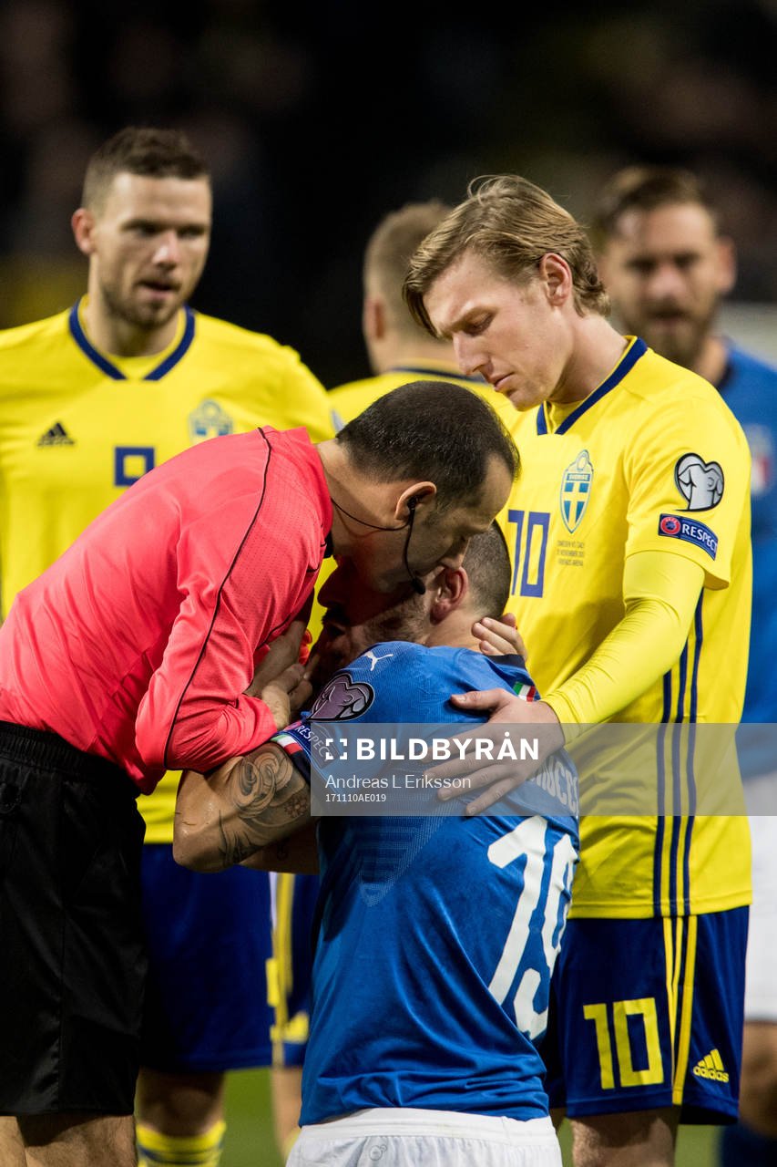 Domare Cuneyt Cakir pratar med Italiens Leonardo Bonucci