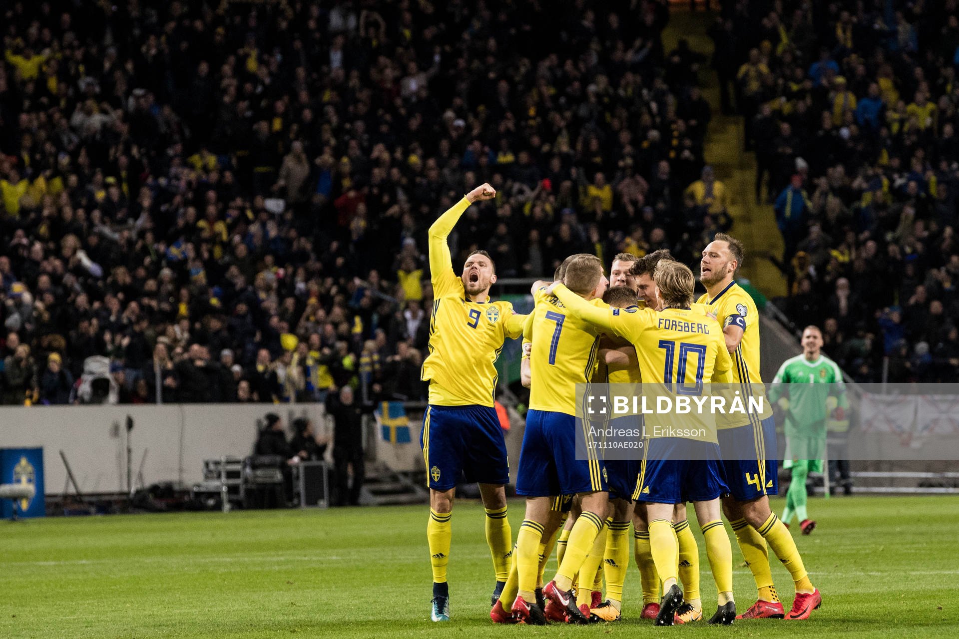 Sveriges spelare med Marcus Berg (tv) jublar