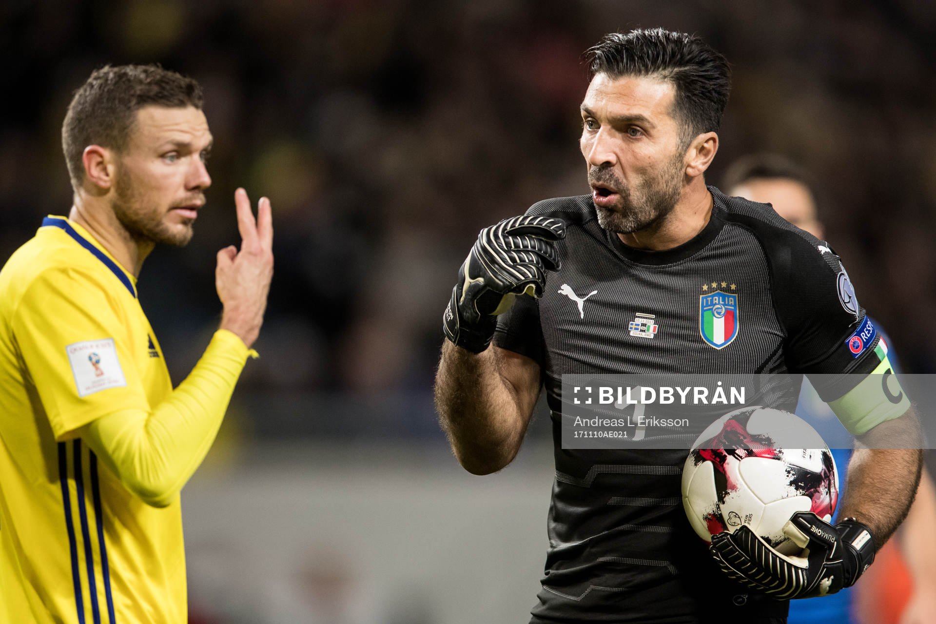 Sveriges Marcus Berg och Italiens målvakt Gianluigi Buffon