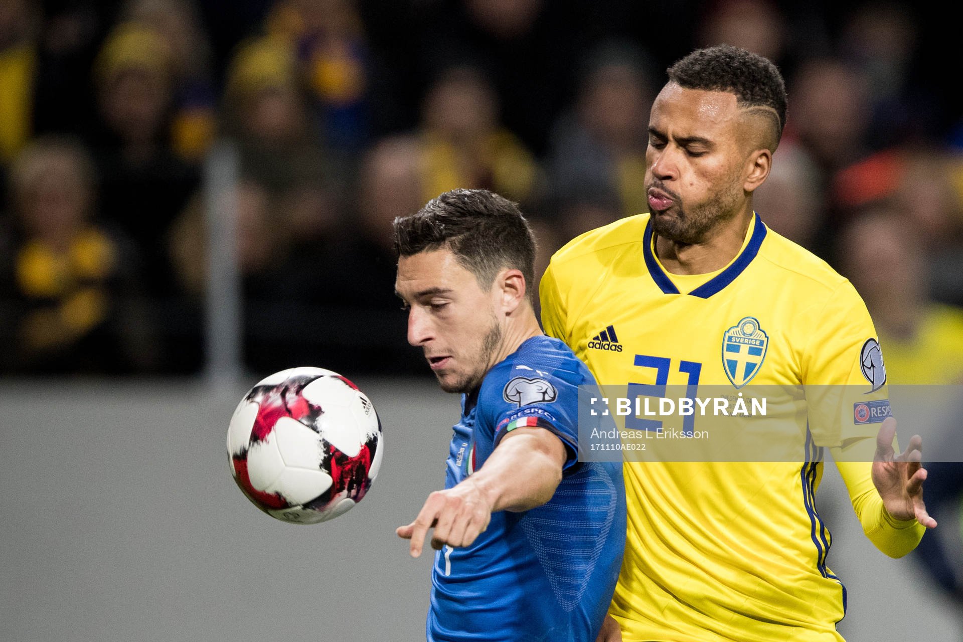 Italiens Matteo Darmian och Sveriges Isaac Kiese Thelin