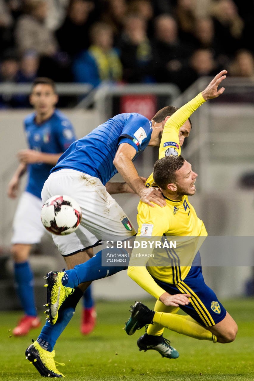 Sveriges Marcus Berg tacklas av Italiens Giorgio Chiellini