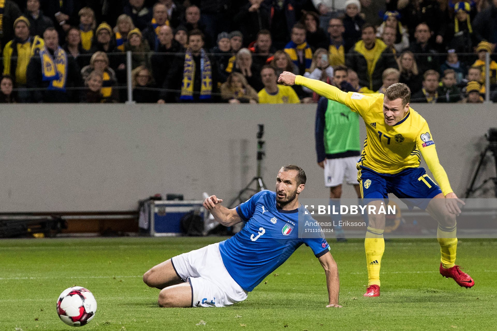 Sveriges Viktor Claesson skjuter förbi Italiens Giorgio