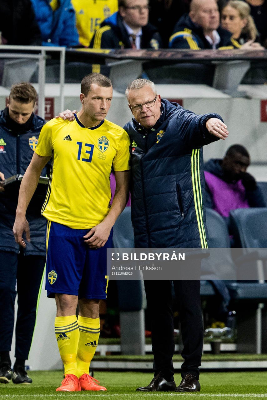Sveriges förbundskapten Janne Andersson ger instruktioner