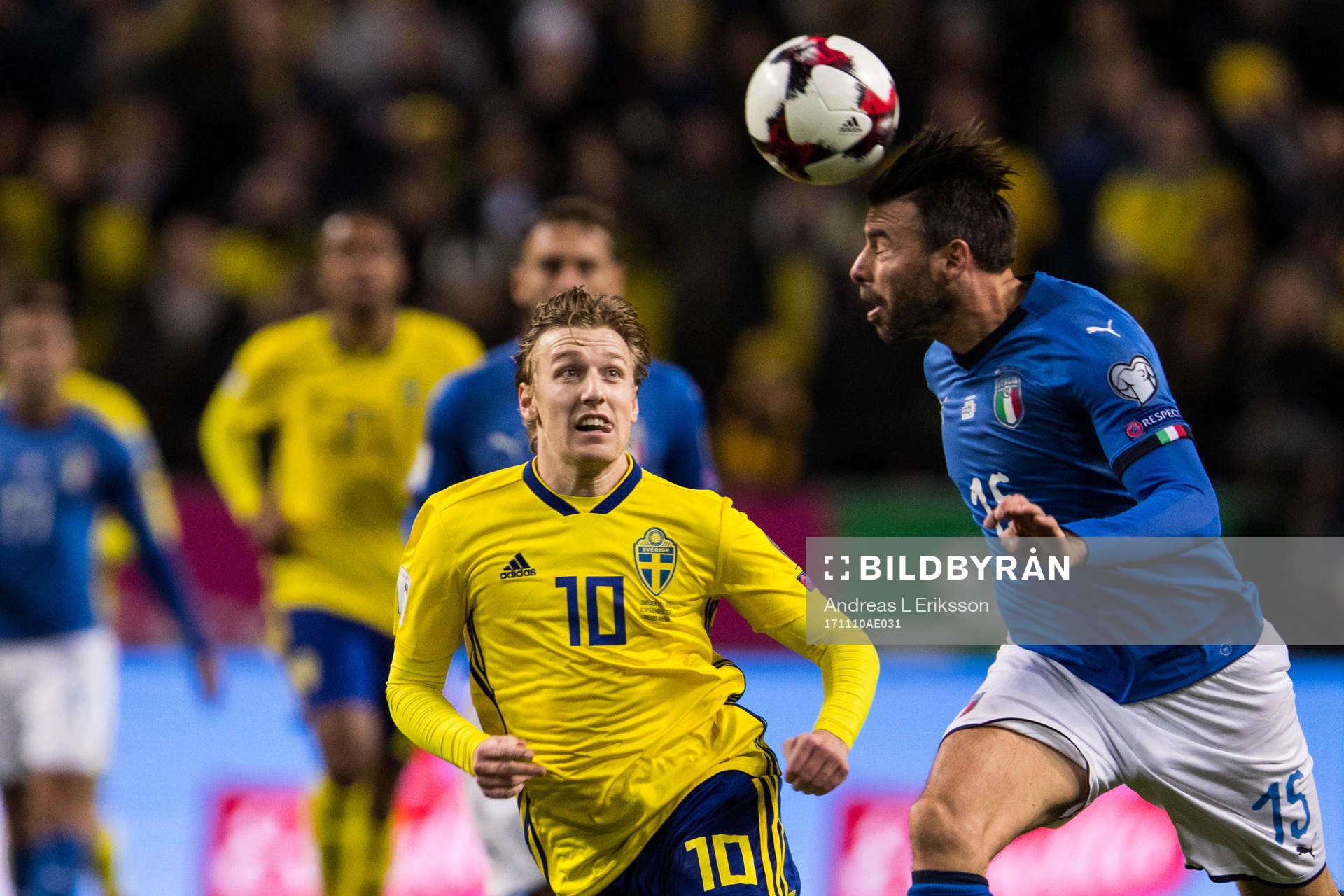 Sveriges Emil Forsberg och Italiens Andrea Barzagli