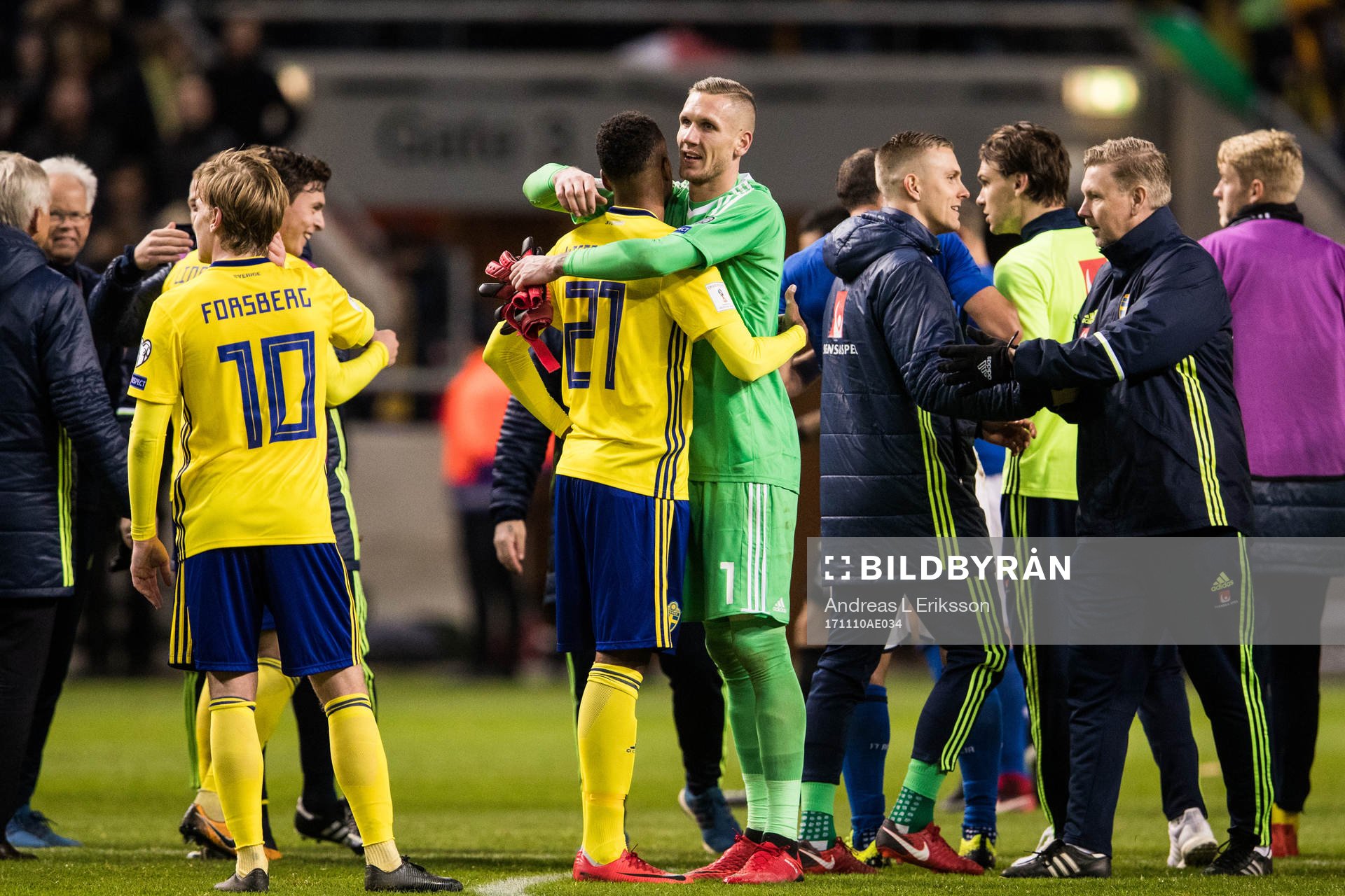 Sveriges målvakt Robin Olsen kramar om Isaac Kiese Thelin