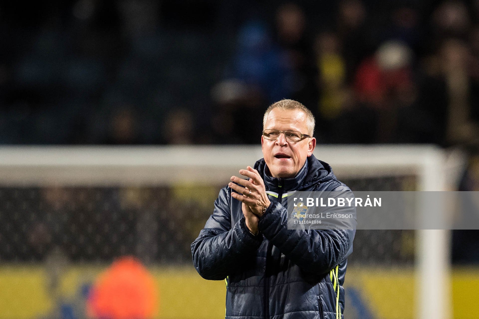 Sveriges förbundskapten Janne Andersson tackar publiken