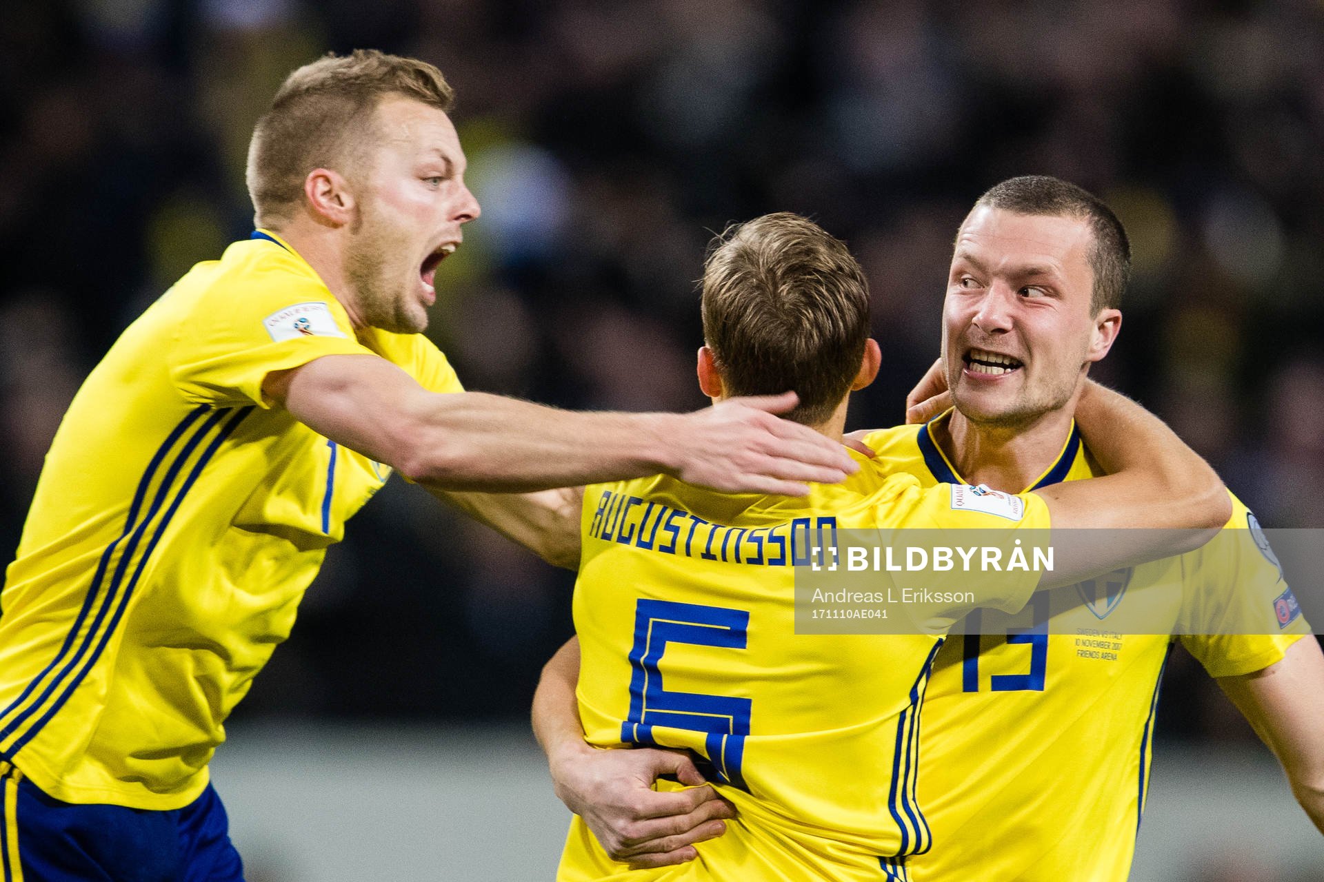 Sveriges Sebastian Larsson och Ludwig Augustinsson jublar