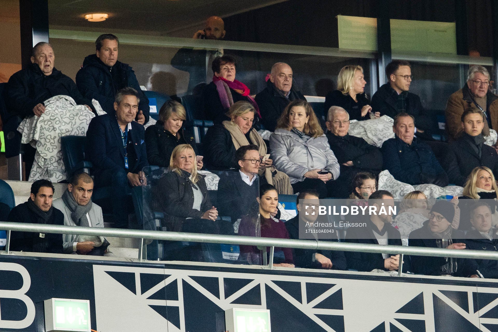 Lennart Johansson, Kronprinsessan Victoria och prins Daniel på läktaren under fotbollsmatchen i VM-kvalets play-off mellan Sverige och Italien den 10 november 2017 i Stockholm.