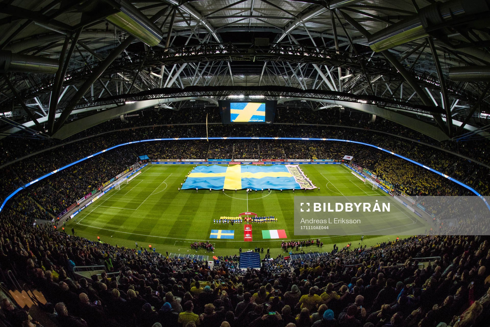 Sveriges och Italiens spelare ställer upp sig