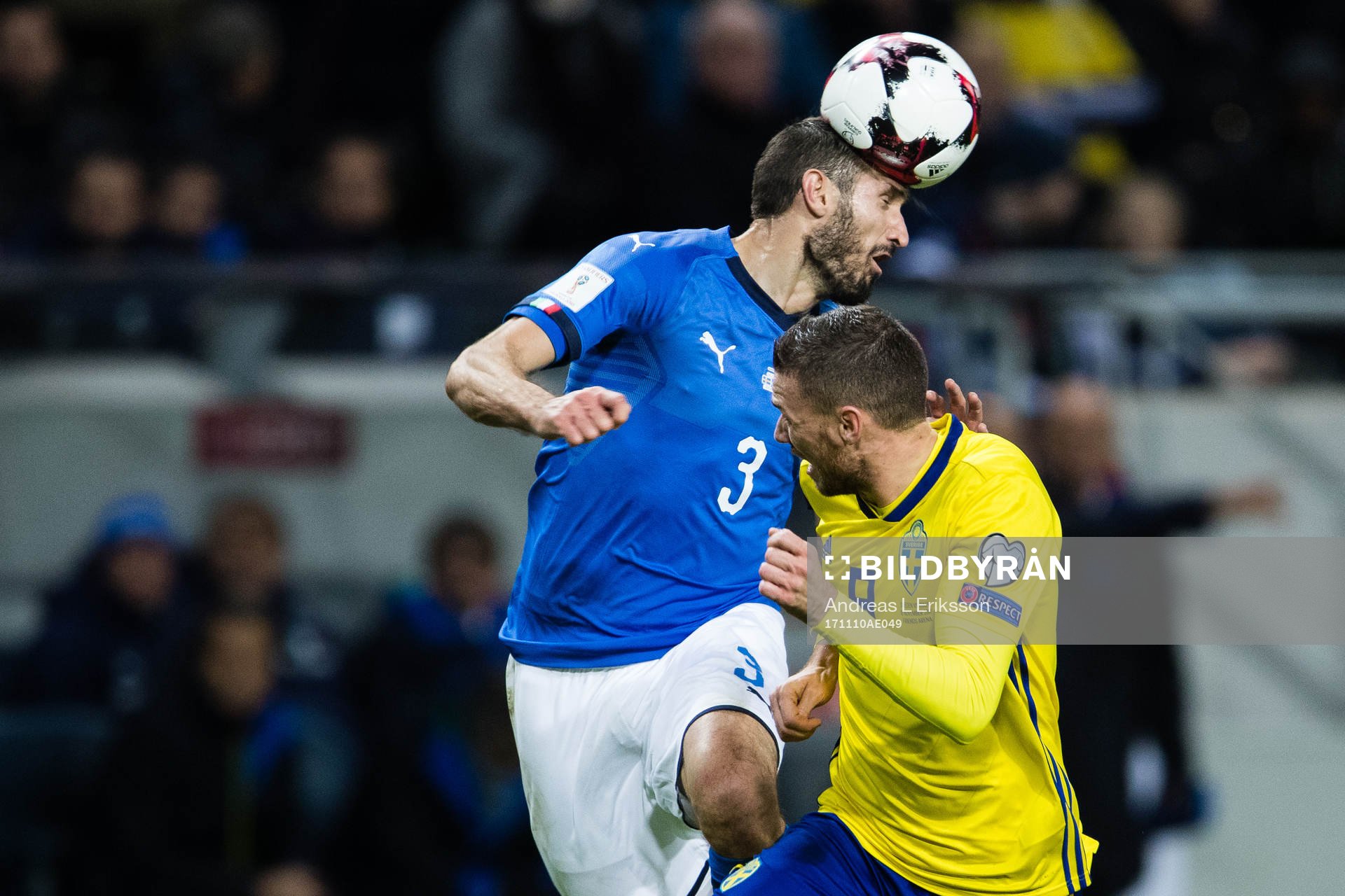Italiens Giorgio Chiellini i en nickduell med Sveriges