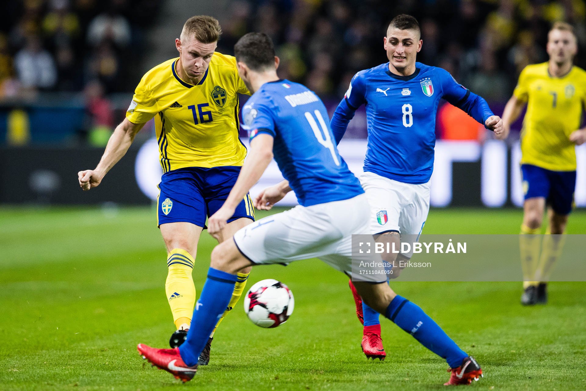 Sveriges Emil Krafth med en passning förbi Italiens Matteo