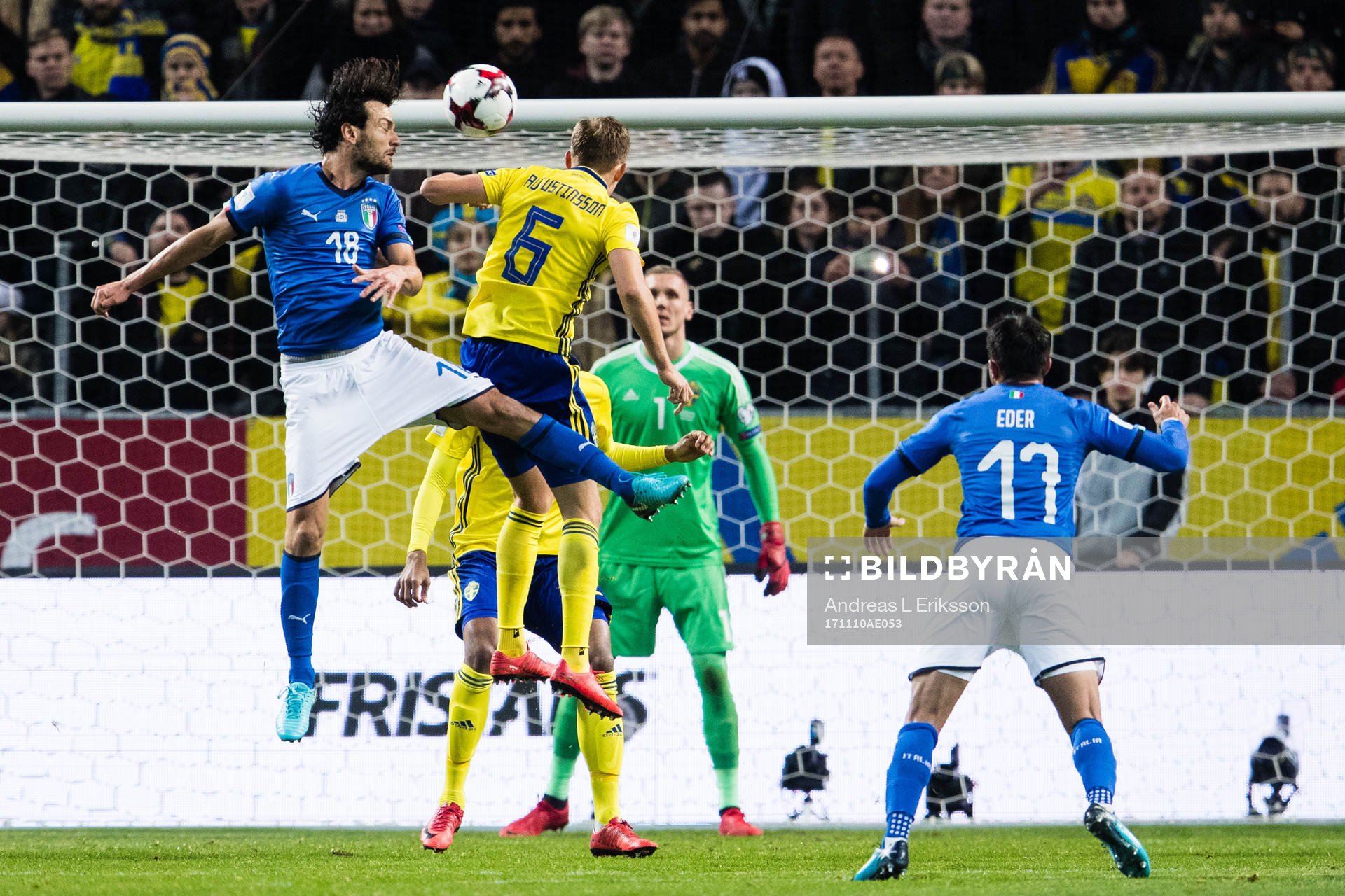 Italiens Marco Parolo i en nickduell med Sveriges Ludwig