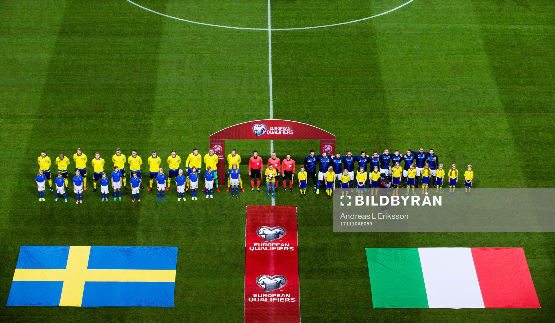 Sveriges och Italiens spelare ställer upp sig