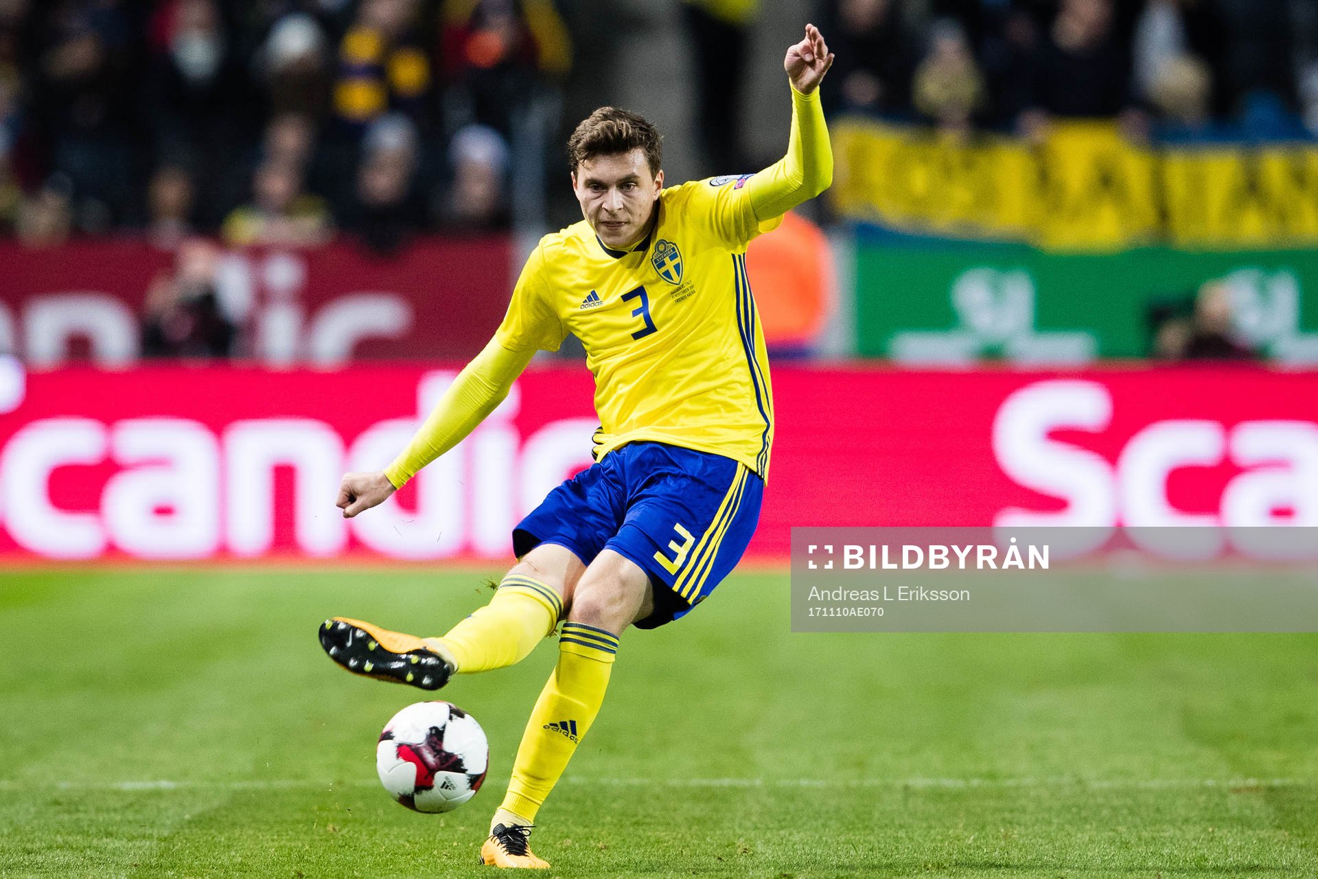 Sveriges Victor Nilsson Lindelöf med en passning