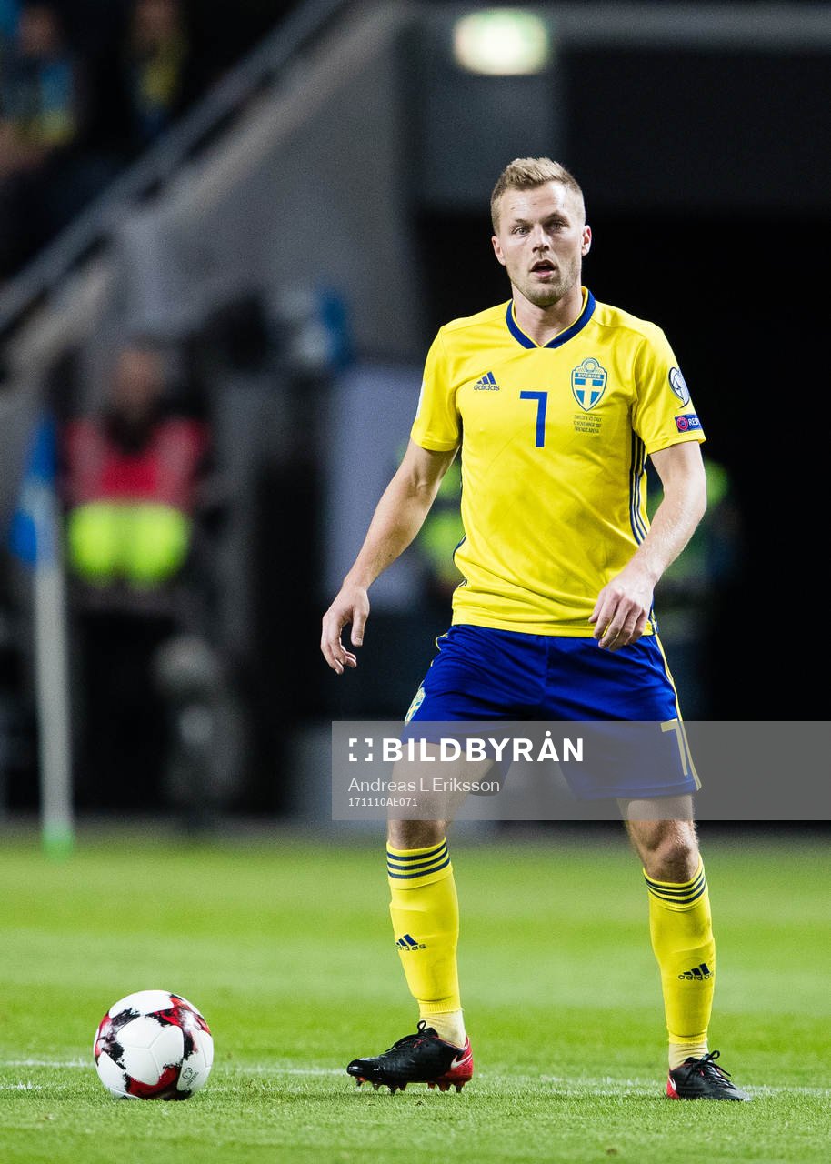 Sveriges Sebastian Larsson med bollen