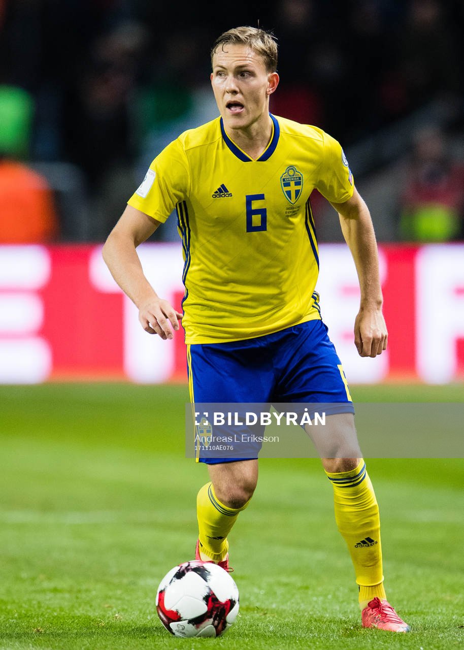 Sveriges Ludwig Augustinsson med bollen