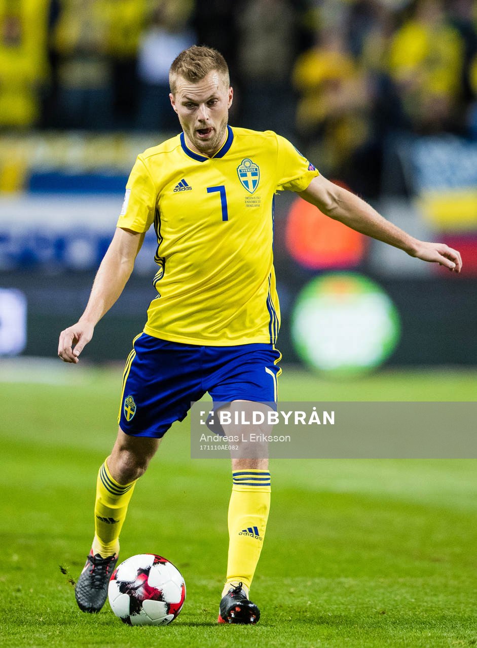 Sveriges Sebastian Larsson med bollen