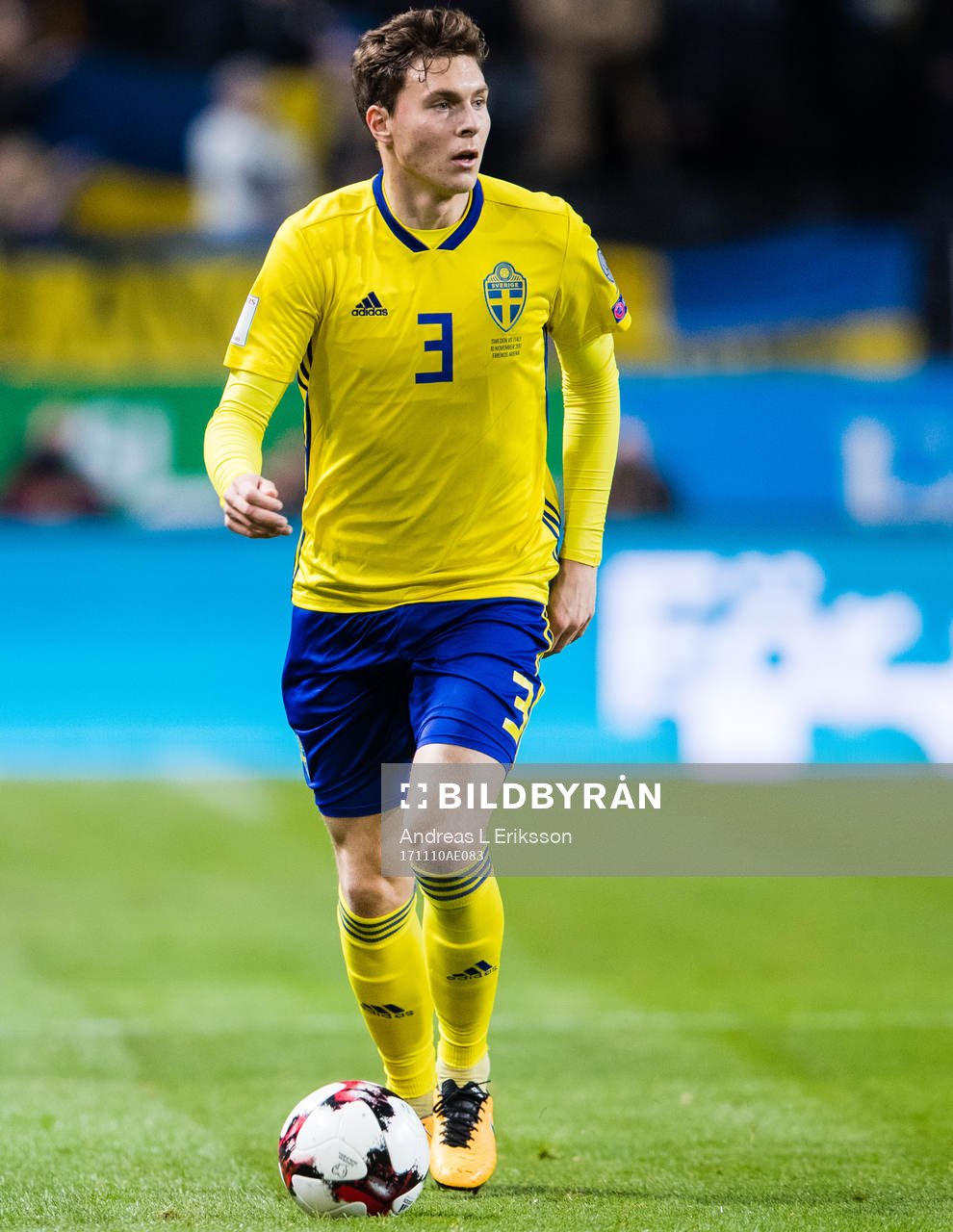 Sveriges Victor Nilsson Lindelöf med bollen