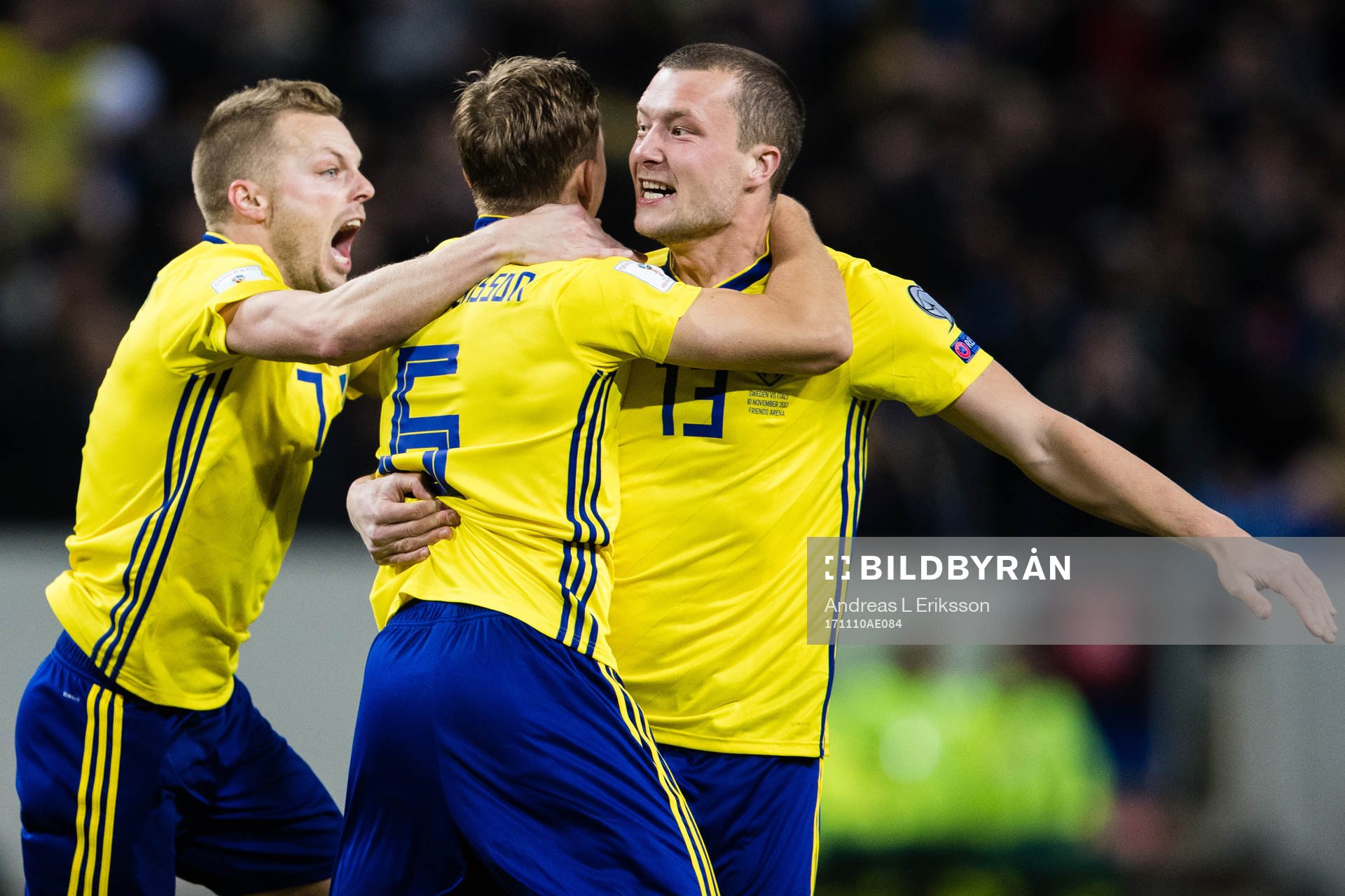 Sveriges Sebastian Larsson och Ludwig Augustinsson jublar