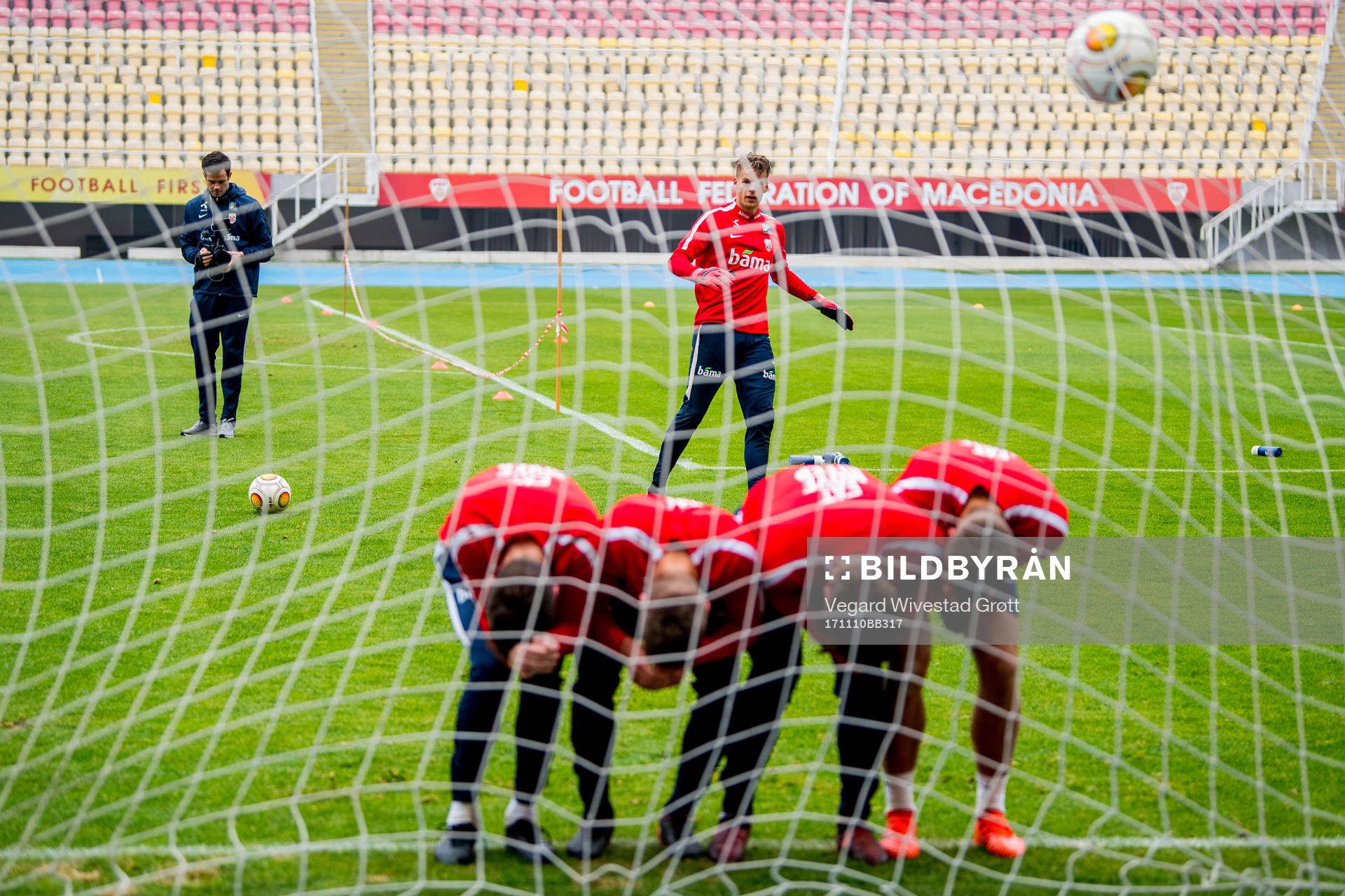 Goalkeeper Ørjan Nyland of Norway shoots toward teammates Håvard Nordtveit, Markus Henriksen, Anders Trondsen and Jørgen Skjelvik during a training session on November 10, 2017 in Skopje.